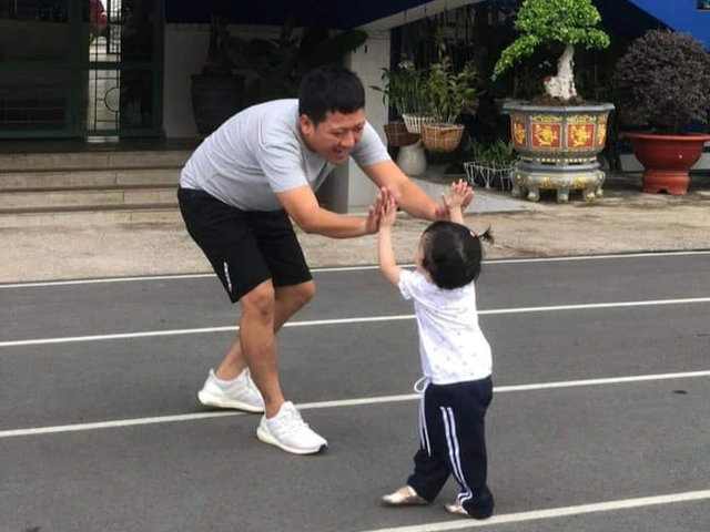 Trường Giang giản dị mang dép lào đi đón con, Nhã Phương amp;#34;kể tộiamp;#34; ái nữ quá nịnh bố - 5