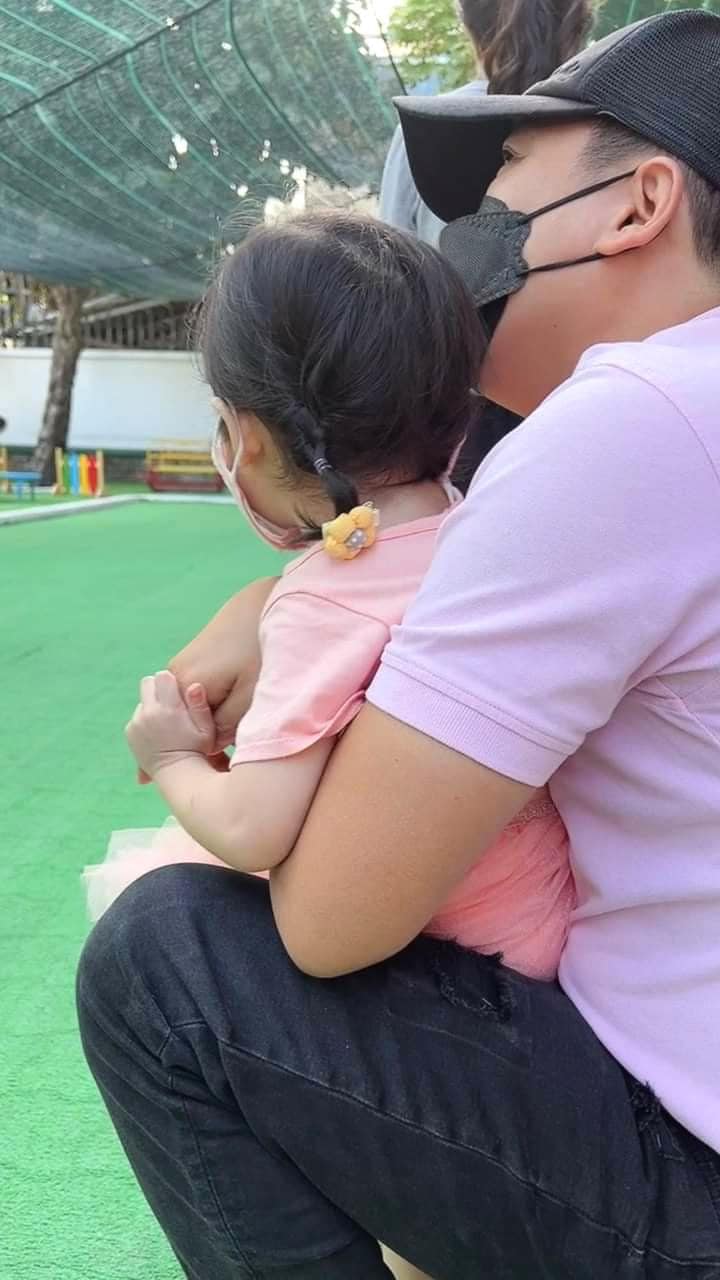 Bố con Trường Giang thân thiết, quấn quýt nhau.