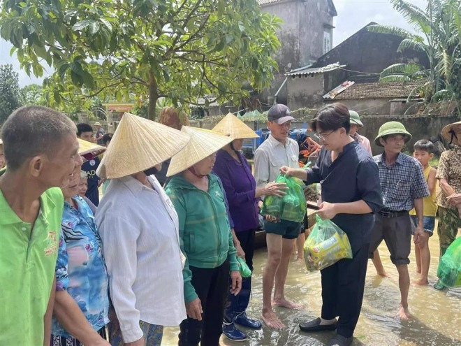 MC Đại Nghĩa trao hàng nghìn suất quà tới một số tỉnh miền Trung. Anh cho biết chi phí cho chuyến đi lần này do mình tự bỏ nên không thể tới hết được các địa điểm gặp khó khăn, mỗi phần quà cũng chỉ có giá trị nhỏ.