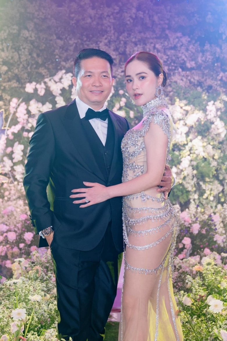Kim xâu vào da mặt, nữ đại gia Quận 7 vẫn bình thản livestream, khoe trẻ ra chục tuổi - 4