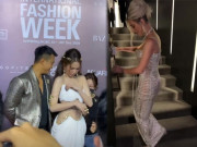 Mỹ nhân cố chấp mặc đồ khó thở, người đi lạch bạch cần dìu, người lộ mỡ rung rinh