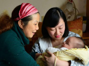 Làm mẹ - 3 kiểu người bế con sơ sinh dễ mang nguy hiểm cho bé, dù quý đến mấy mẹ cũng đừng cho động vào