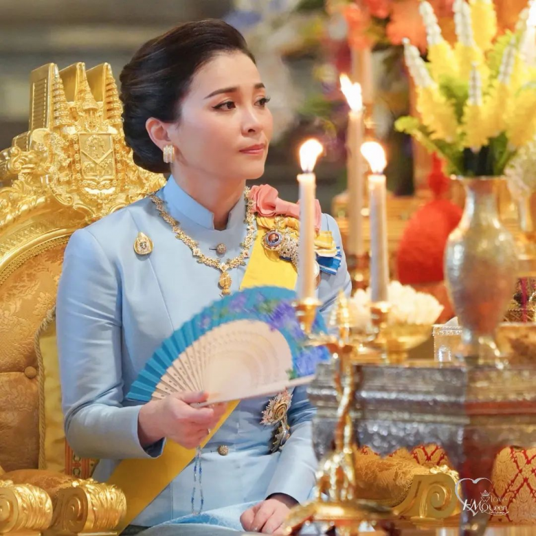 Hoàng hậu Thái Lan tuổi U50 đẹp chẳng kém vợ bé của chồng, amp;#34;mặt hoa da phấnamp;#34;, dáng mi nhon - 6