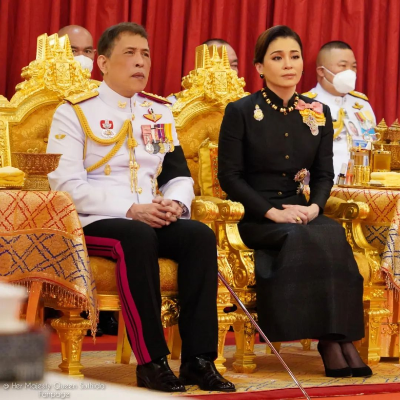 Hoàng hậu Thái Lan tuổi U50 đẹp chẳng kém vợ bé của chồng, amp;#34;mặt hoa da phấnamp;#34;, dáng mi nhon - 1