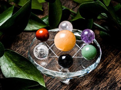 Vì sao trên bàn làm việc của các sếp lớn thường bày quả cầu phong thủy?