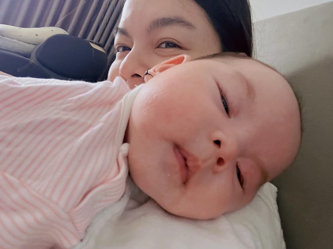 Nhìn mặt là biết đứa nào thiếu ngủ đứa nào ngủ đẫy ra, Phạm Quỳnh Anh hóm hỉnh để lại lời bình.