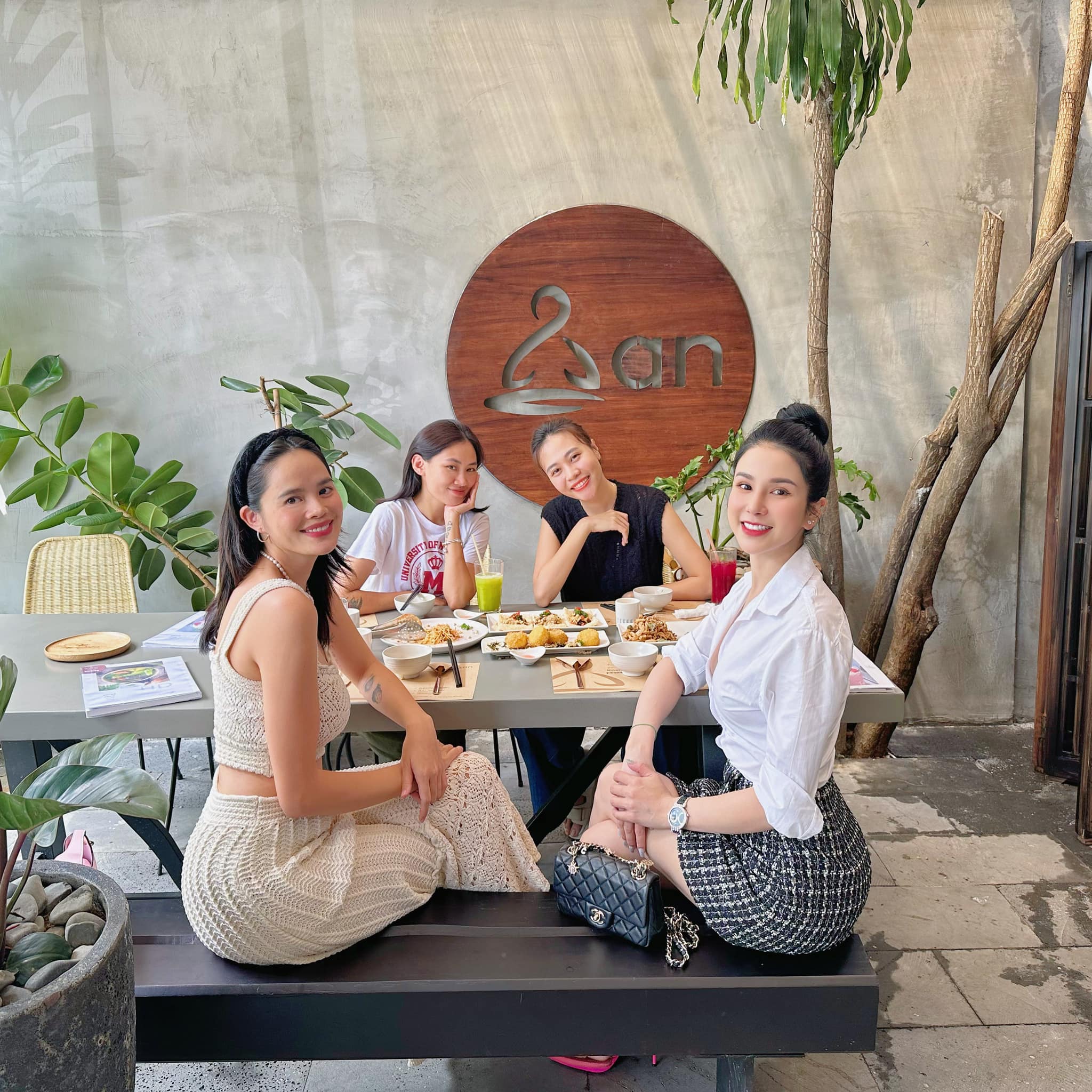 Hội bạn thân vừa giàu vừa đẹp của Đàm Thu Trang: U40 da dáng mượt mà, Diệp Lâm Anh amp;#34;cháyamp;#34; nhất nhóm - 3