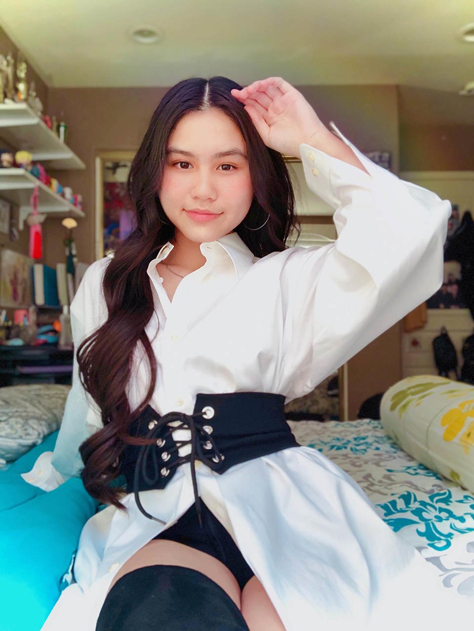 Thường ngày, Hà Tiên vẫn là một cô nàng rất sành điệu. Mỗi khi lên đồ Hà Tiến đều khiến nhiều người bất ngờ. Layout makeup thường ngày của con gái nữ nghệ sĩ cải lương 7X khá đơn giản. Chỉ là tô thêm tí son, đánh nhẹ chút má hồng mà cô bạn 10X vẫn khoe khéo đường nét thanh tú trên mặt.