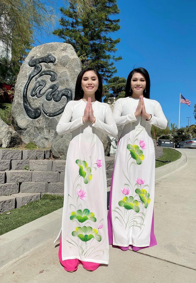 Hai mẹ con Nghệ sĩ Ngọc Huyền cùng diện áo dài. Hà Tiên được ví như bản sao của nữ nghệ sĩ.