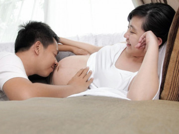 Con thông minh từ trong bụng mẹ, sinh ra vượt trội hơn người nếu bố làm 6 việc này với mẹ bầu