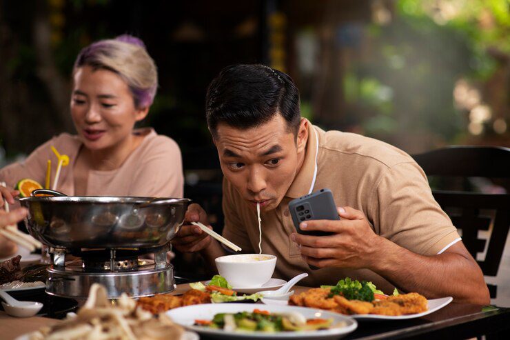 Với nhiều gia đình, việc ăn tối lúc 5h chiều dường như là không tưởng nhưng vẫn có cách để chúng ta có bữa ăn lành mạnh hơn. (Ảnh minh họa)