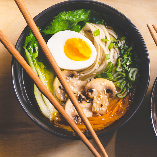 Bữa tối nên giàu protein nhưng cũng đừng bỏ hẳn chất bột đường. (Ảnh minh họa)