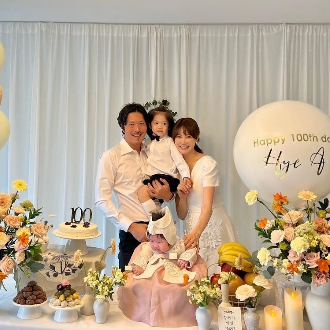 Mới 100 ngày tuổi, con gái sao nữ đã đeo vàng nặng trĩu tay, dân mạng nhìn mà sốc - 1