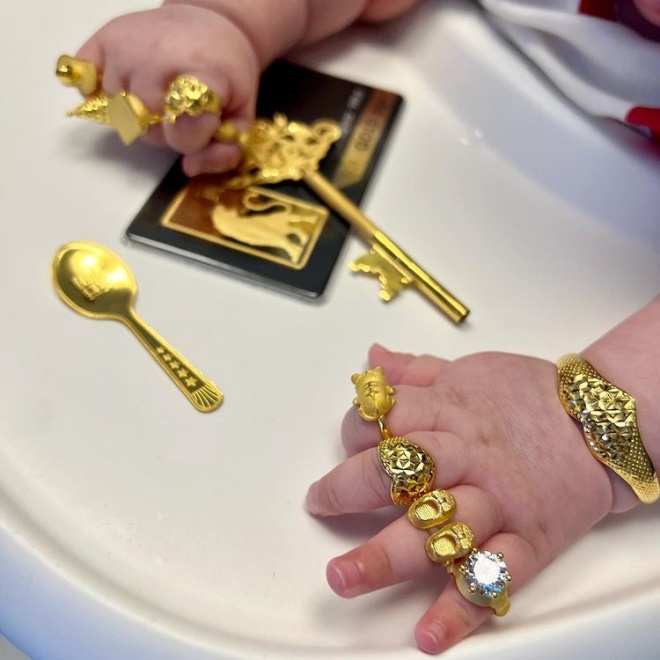 Mới 100 ngày tuổi, con gái sao nữ đã đeo vàng nặng trĩu tay, dân mạng nhìn mà sốc - 3