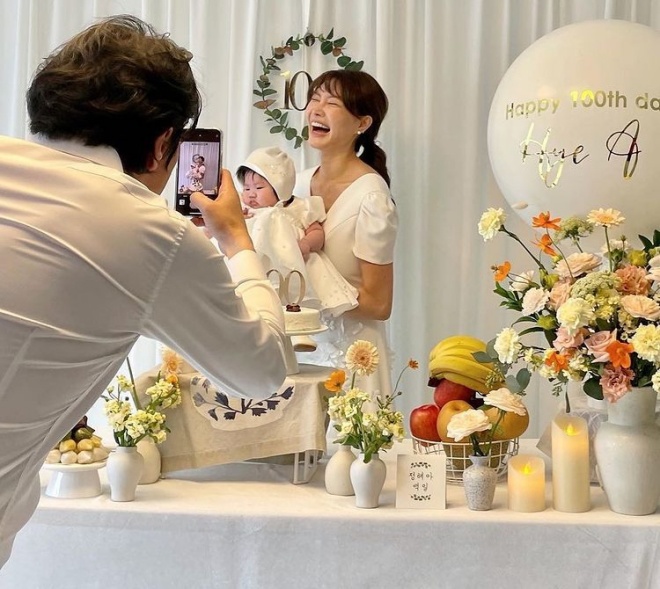 Mới 100 ngày tuổi, con gái sao nữ đã đeo vàng nặng trĩu tay, dân mạng nhìn mà sốc - 7