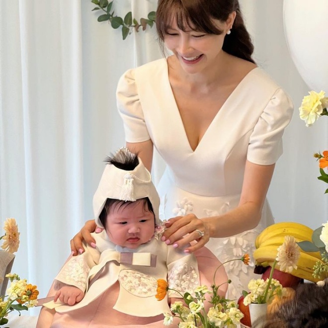 Mới 100 ngày tuổi, con gái sao nữ đã đeo vàng nặng trĩu tay, dân mạng nhìn mà sốc - 4