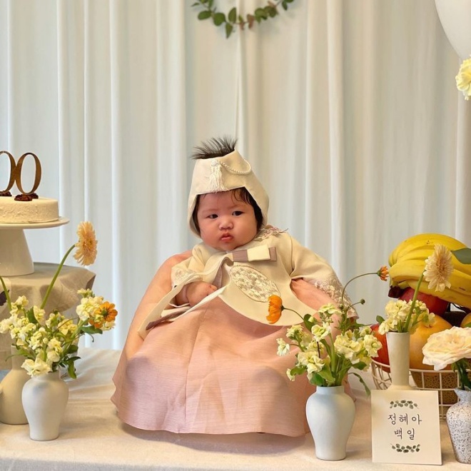 Mới 100 ngày tuổi, con gái sao nữ đã đeo vàng nặng trĩu tay, dân mạng nhìn mà sốc - 5