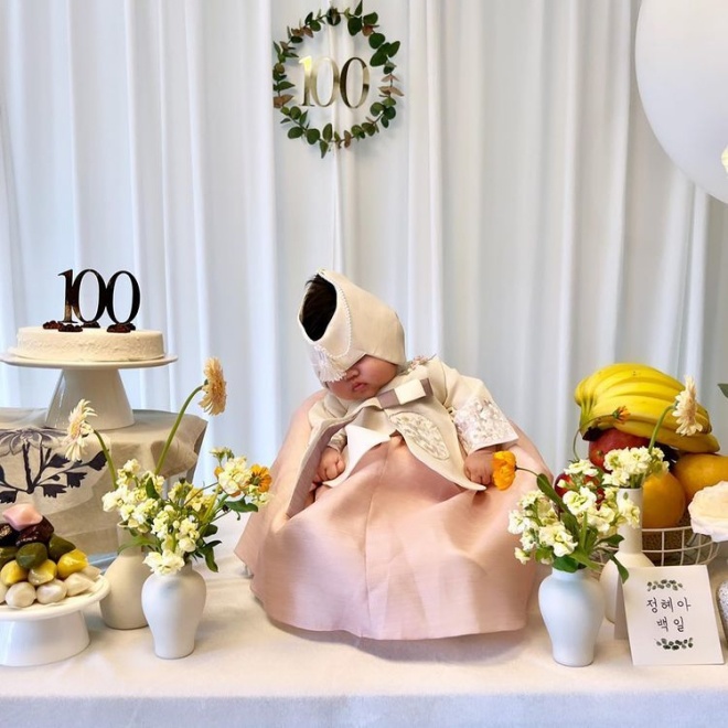 Mới 100 ngày tuổi, con gái sao nữ đã đeo vàng nặng trĩu tay, dân mạng nhìn mà sốc - 6