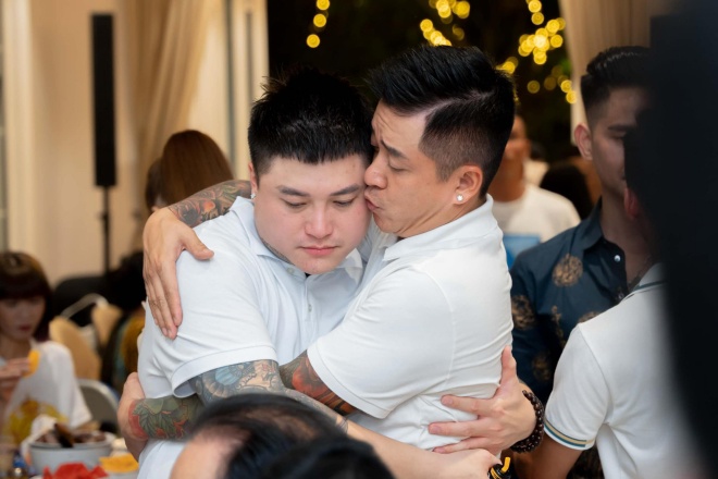 Những quý ông nổi tiếng cá tính và gai góc cũng có lúc tình thương mến thương thế này.