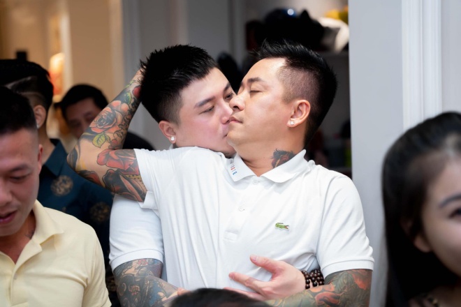 Bức ảnh Tuấn Hưng và Vũ Duy Khánh bày tỏ tình cảm gây sốt mạng xã hội.