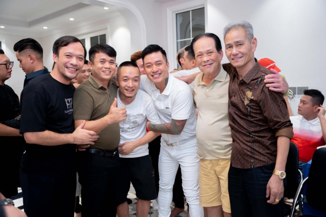 Bố ruột và bố vợ của Tuấn Hưng cũng góp mặt.