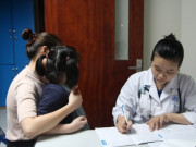 Sức khỏe - Bé gái 6 tuổi gầy gò, ngực lép xẹp nhưng có biểu hiện này, bác sĩ nói ngay "chắc chắn dậy thì sớm"