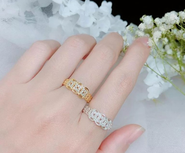 Nhẫn kim tiền thu hút tài vận, nên đeo ngón nào, tay phải hay tay trái? - 3