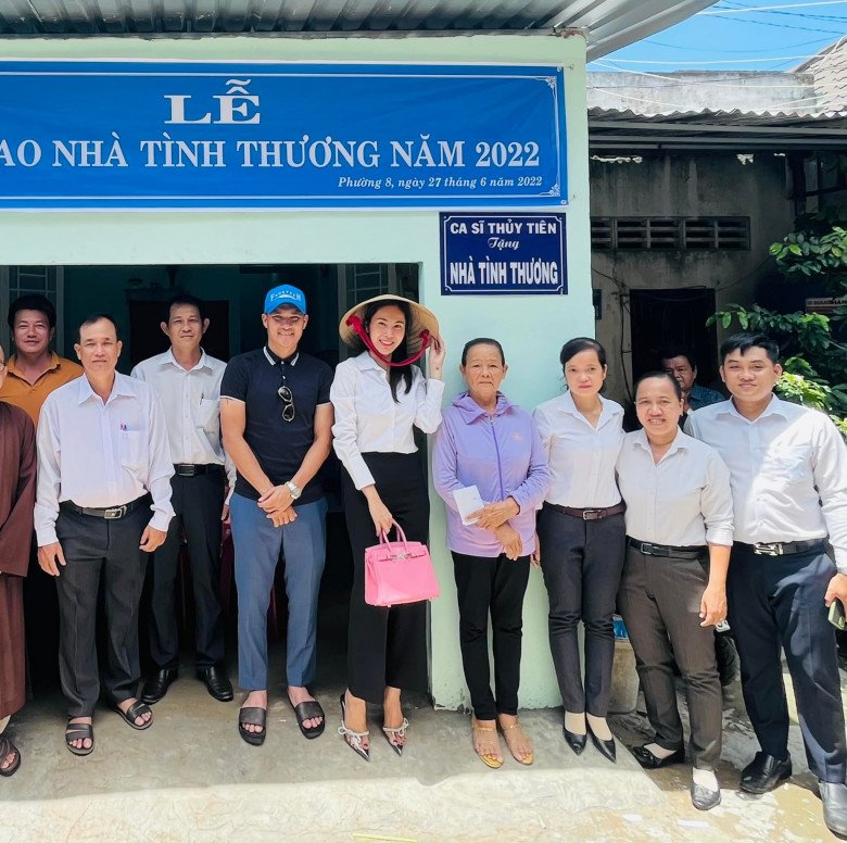 Trở về từ miền Trung, Thủy Tiên mặc lại đồ cũ 2 năm trước đi làm, chiếc túi hiệu bỗng lu mờ - 9