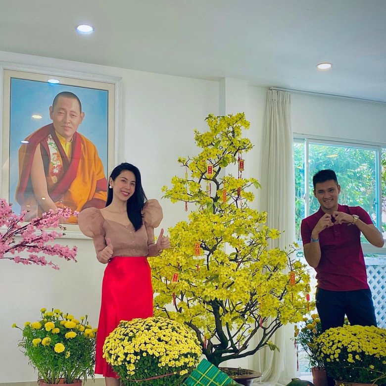Trở về từ miền Trung, Thủy Tiên mặc lại đồ cũ 2 năm trước đi làm, chiếc túi hiệu bỗng lu mờ - 5