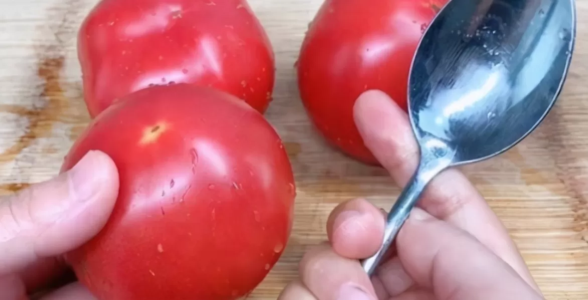 Gọt vỏ cà chua không cần chần qua nước sôi, chỉ cần làm thao tác này vài giây là xong
