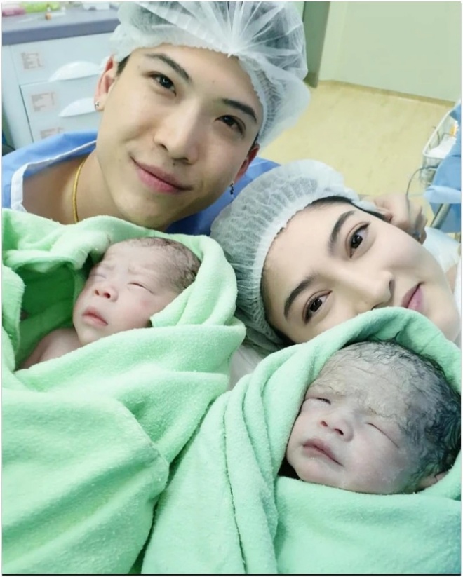 Margie hạ sinh cặp long phụng và nhận được nhiều lời chúc phúc.