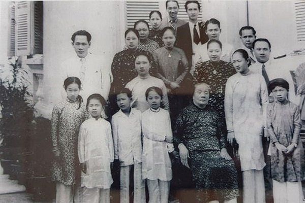 Người đàn ông ăn chơi khét tiếng một thời, mê cô vợ đẹp của tài xế nên gạ người ta amp;#34;bán vợamp;#34; cho mình - 1