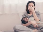 Vừa sinh mổ xong vẫn đau phát khóc, nghe bố chồng nói 1 câu, tôi uất nghẹn ly hôn luôn 