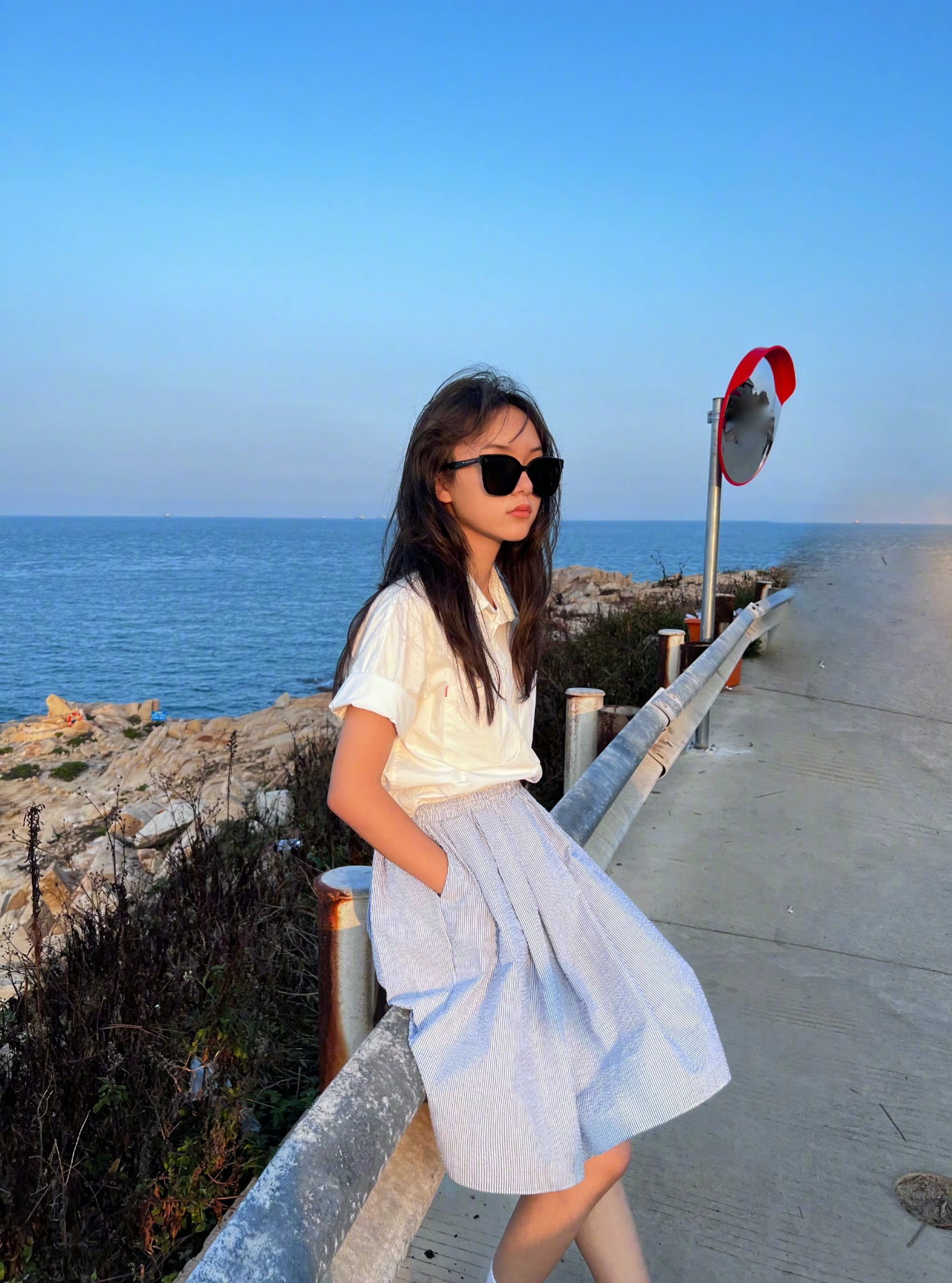 Với phong cách này, Điềm Điềm không cần phải makeup đậm đà, quá tuổi. Nhờ đó mà dù có ăn mặc sành điệu hơn các bạn đồng trang lứa thì cô nhóc cũng chẳng bị chê bai vì già dặn. 