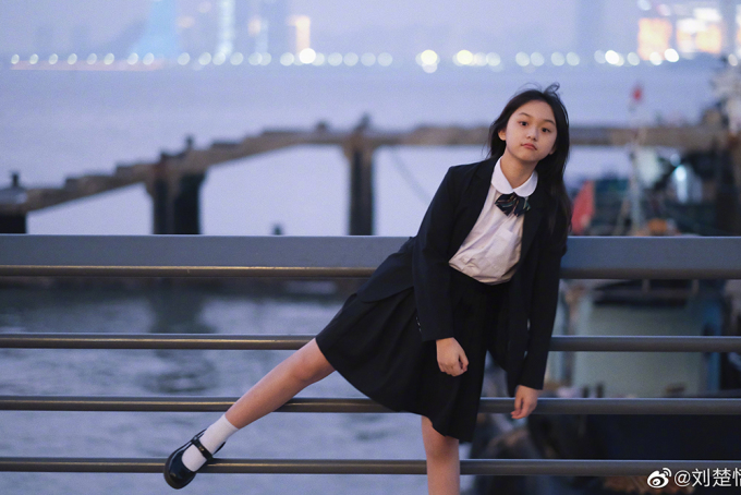Cô nhóc hiện vẫn là một mẫu ảnh nhí. Mới 12 tuổi nhưng cô nàng đã toát lên thần thái chuyên nghiệp. Sao nhí Mị Nguyệt Truyện thường theo đuổi phong cách ngây thơ, nhẹ nhàng.