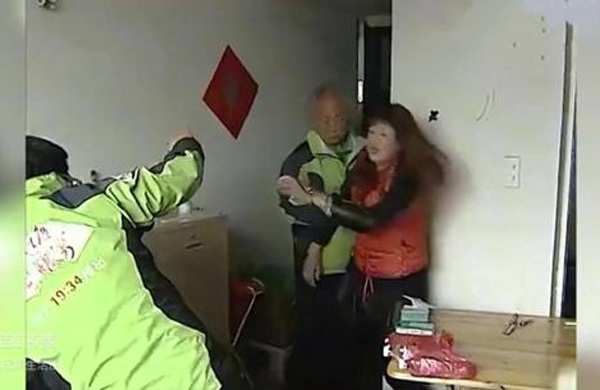 Về nhà thấy chồng thấp thỏm ngồi trên giường, vợ choáng nặng khi lật chăn lên - 3