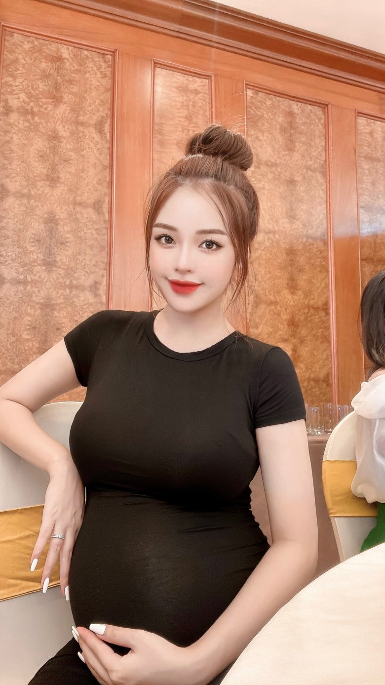 Bụng bầu vượt mặt cũng không ngăn được bà xã của Anh Tuấn khoe sắc.