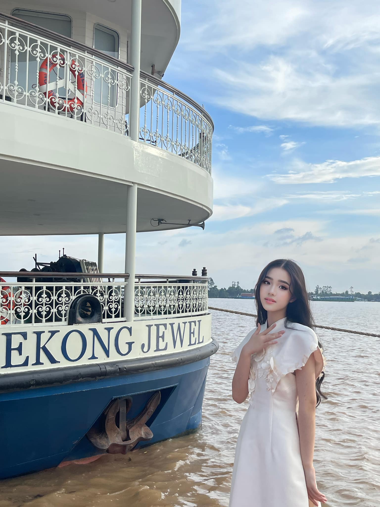 Hoàng Thiên Nga diện áo dài trắng tinh khôi. Cô công chúa để tóc xoã đơn giản tôn lên gương mặt xinh đẹp. Nhiều người khen ngợi Thiên Nga nay đã ra dáng thiếu nữ rồi!