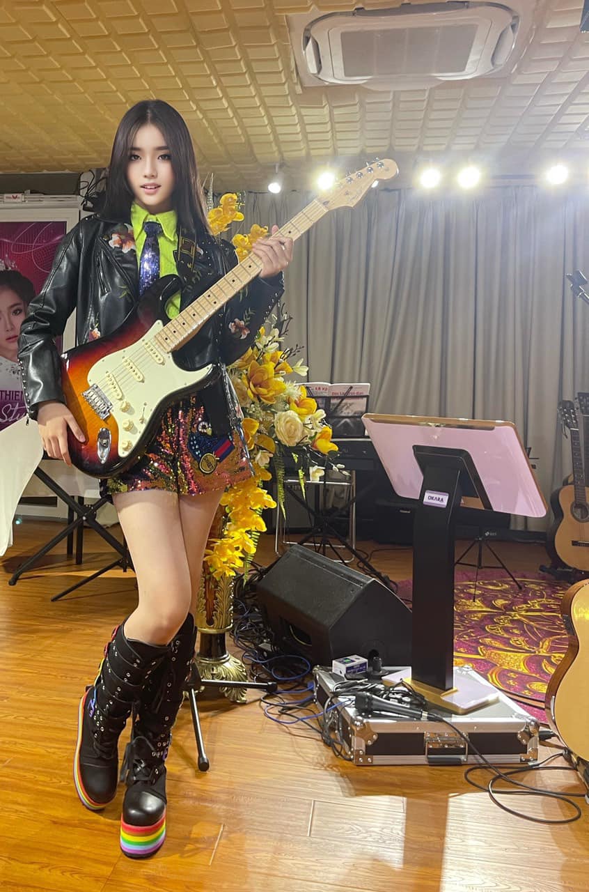 Ngày thường, Thiên Nga theo đuổi phong cách năng động, cá tính. 10X từng khiến cộng đồng mạng dậy sóng khi diện trang phục “chất chơi”, trông chẳng khác gì một ngôi sao nhạc rock.