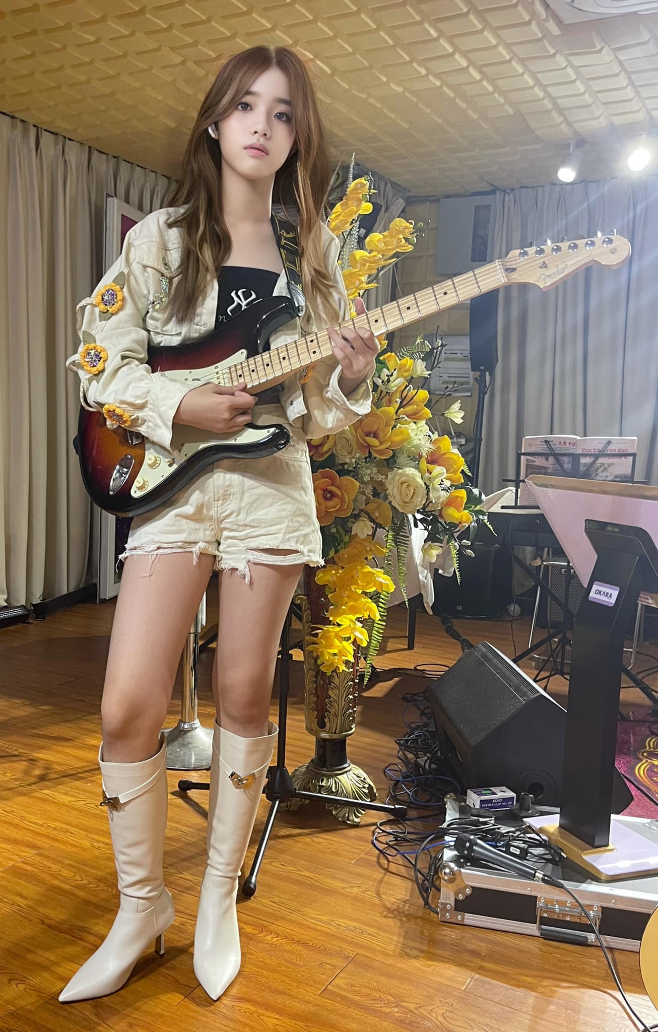 Một lần khác, con gái nuôi Bằng Kiều cũng tiếp tục hoá thân thành ngôi sao nhạc rock. Cô bé diện quần short jeans với áo jeans cùng màu, bên trong là áo thun đen. Thiên Nga chọn đôi boot cùng màu giúp bộ trang phục không bị quá “thiếu vải”.