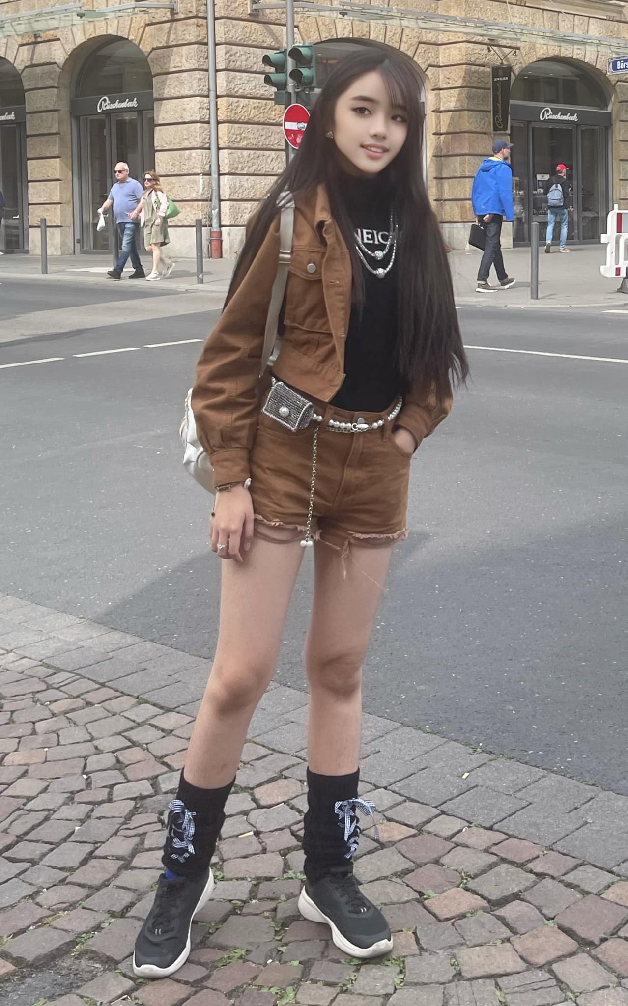 Sở hữu cặp kiếm Nhật cực phẩm, Hoàng Thiên Nga rất ưa chuộng những chiếc quần short giúp khoe trọn điểm mạnh của mình. 