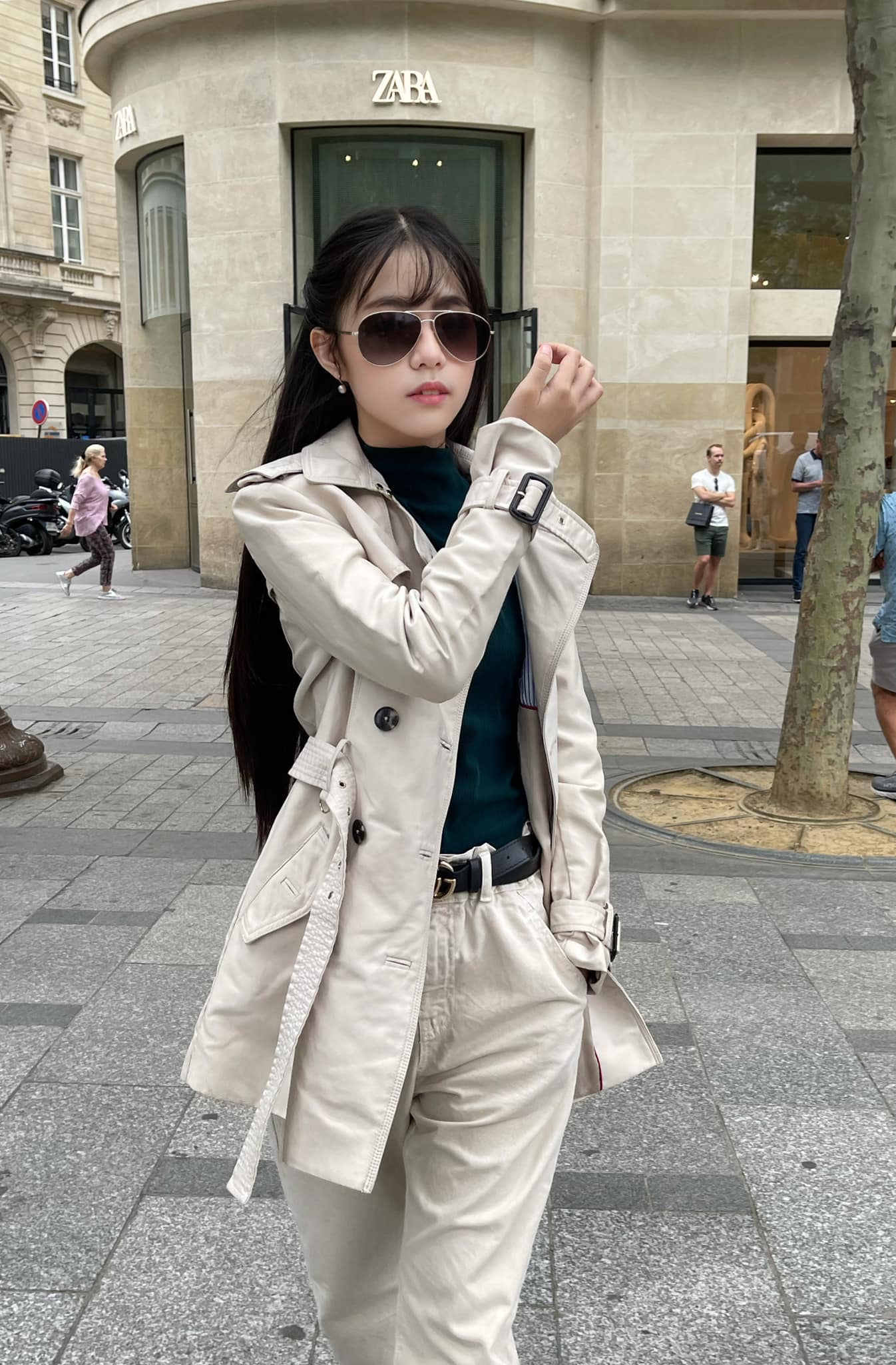 Thiên Nga cũng không ngại thử sức với những trang phục mang phong cách trưởng thành.