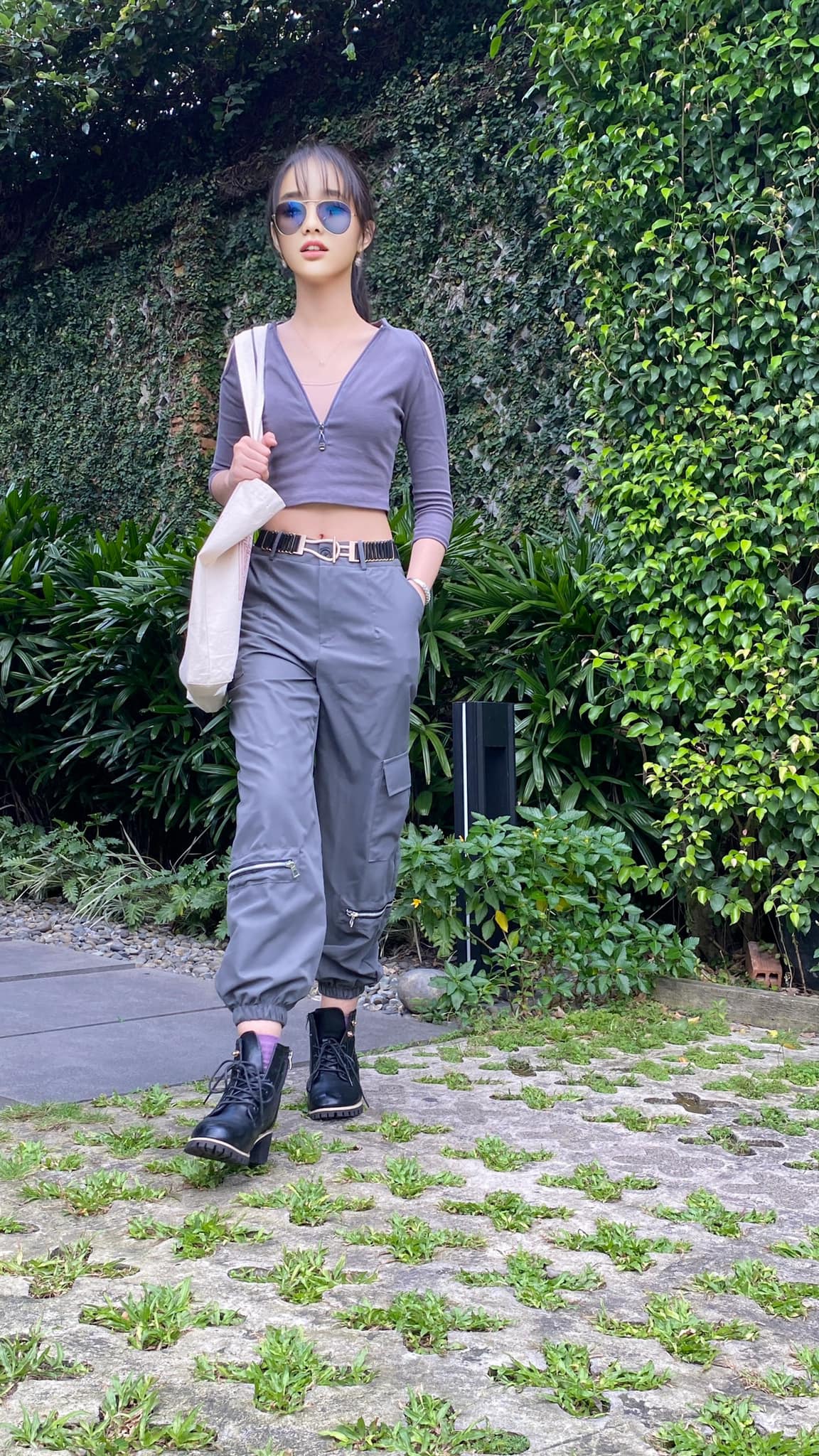 Con gái nuôi Bằng Kiều cũng rất thích những trang phục năng động. Giọng ca nhí cũng rất biết tiết chế với độ hở phù hợp với lứa tuổi của mình.