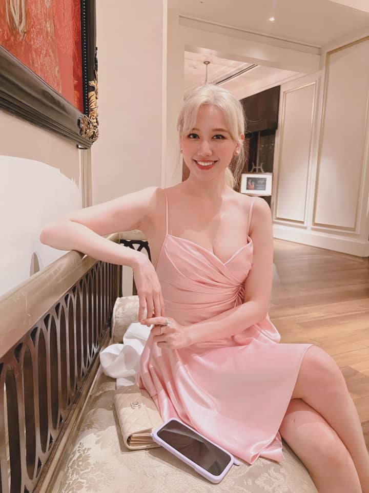 Cô nàng cũng rất yêu thích trang phục tone màu hồng - giúp làn da trắng sứ của cô thêm phần phát sáng. 