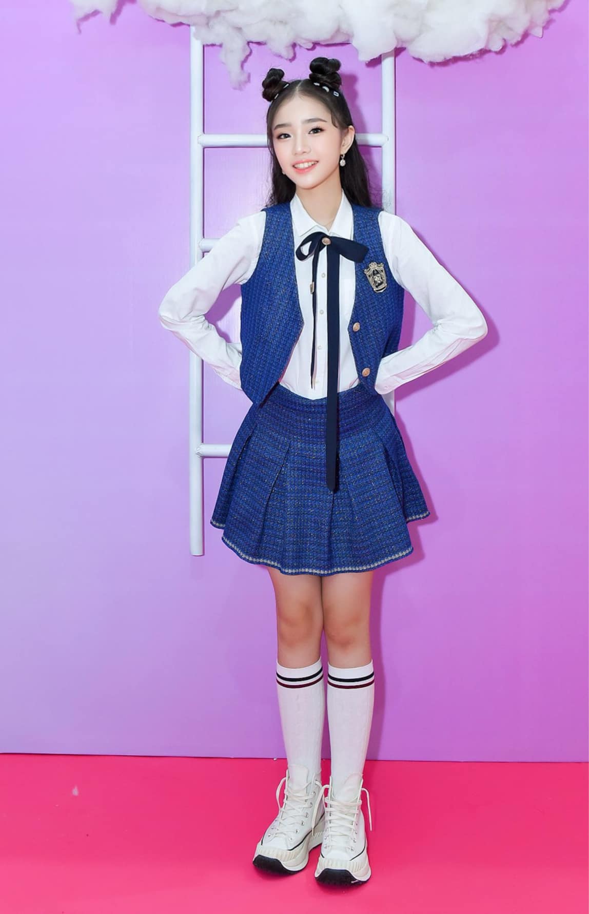 Thường ngày, Thiên Nga cũng diện những outfit nhí nhảnh, đúng với lứa tuổi. Thiết kế váy xếp ly ngắn giúp cô nhóc khoe trọn đôi chân dài miên man. 