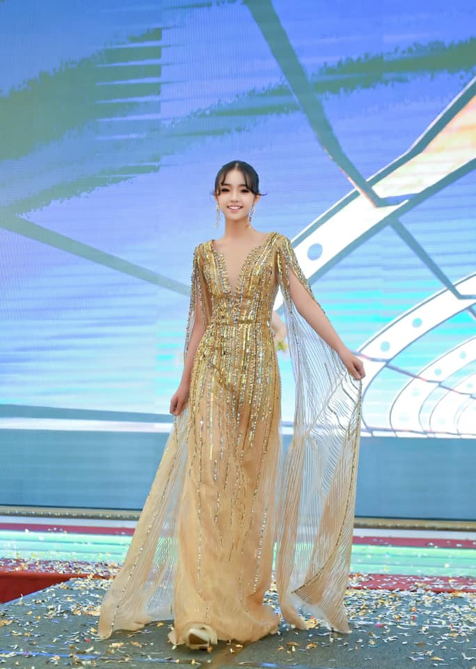 Hoàng Thiên Nga cũng không ngại diện những trang phục váy dạ hội khó nhằn. Ngắm nhìn loạt ảnh lên đồ của cô bé, nhiều người dự đoán Thiên Nga rất có thể chiến thắng trong những đấu trường nhan sắc trong thời gian sắp tới.