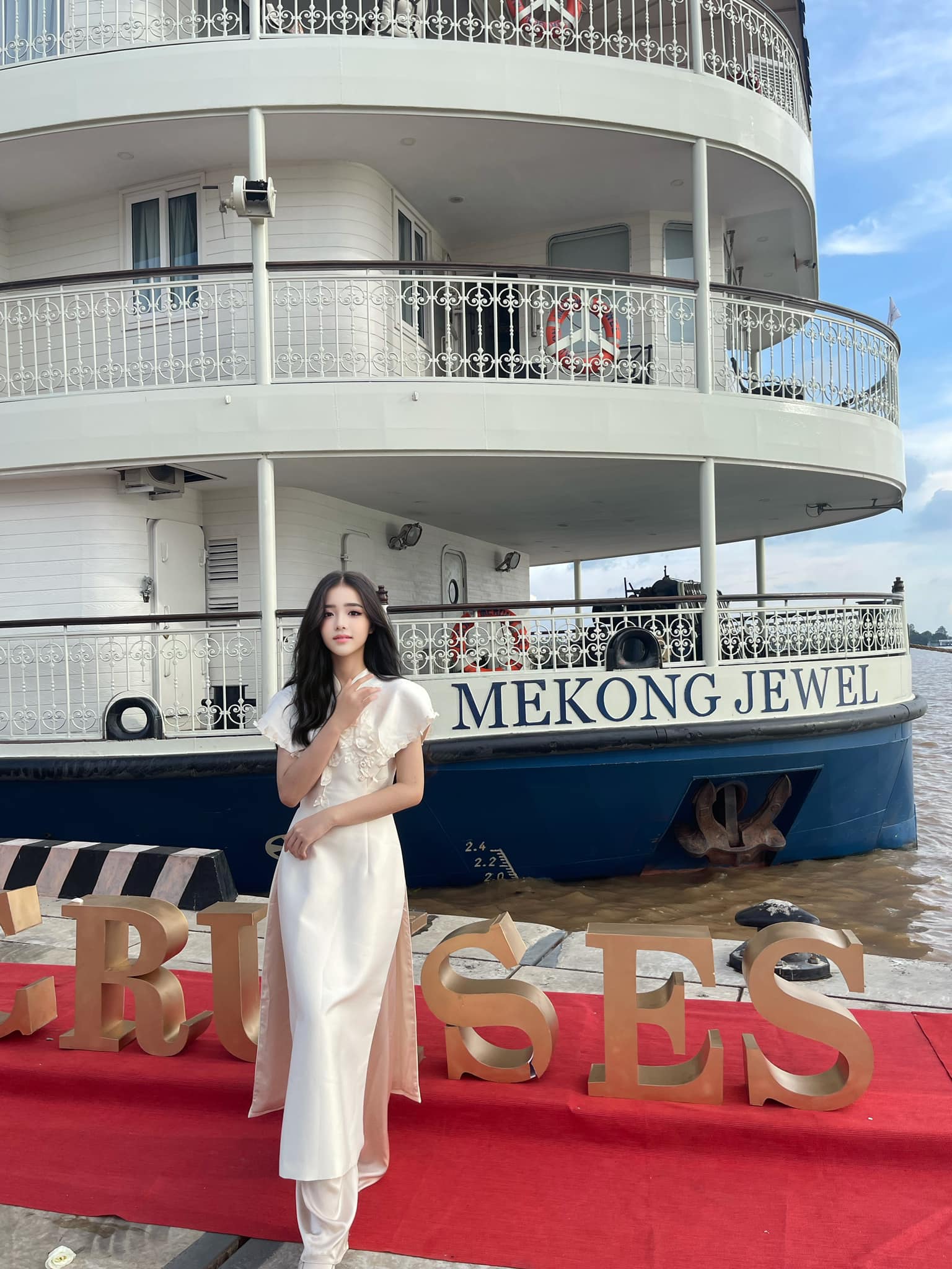 Con gái nuôi Bằng Kiều “thả dáng” với chiếc áo dài kiểu dáng cách tân. Có thể thấy, Thiên Nga sở hữu chiều cao vượt trội. Mấy ai tin được đây là một cô nhóc mới 13 tuổi!