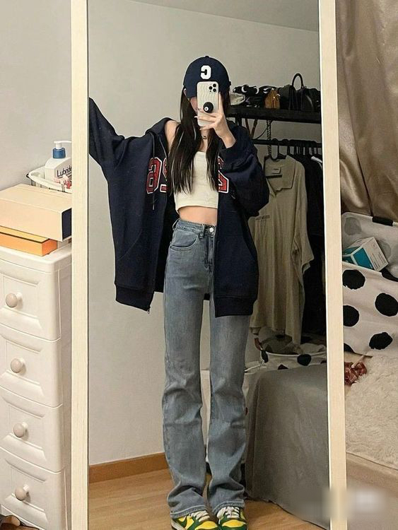 Khi mix quần jean rách với áo hoodie, bạn sẽ biến mình thành một cô nàng năng động, khỏe khoắn, căng tràn sức sống. Thêm một đôi giày thể thao và một chiếc mũ lưỡi trai nữa là bạn đã trông cực chất để xuống phố rồi.