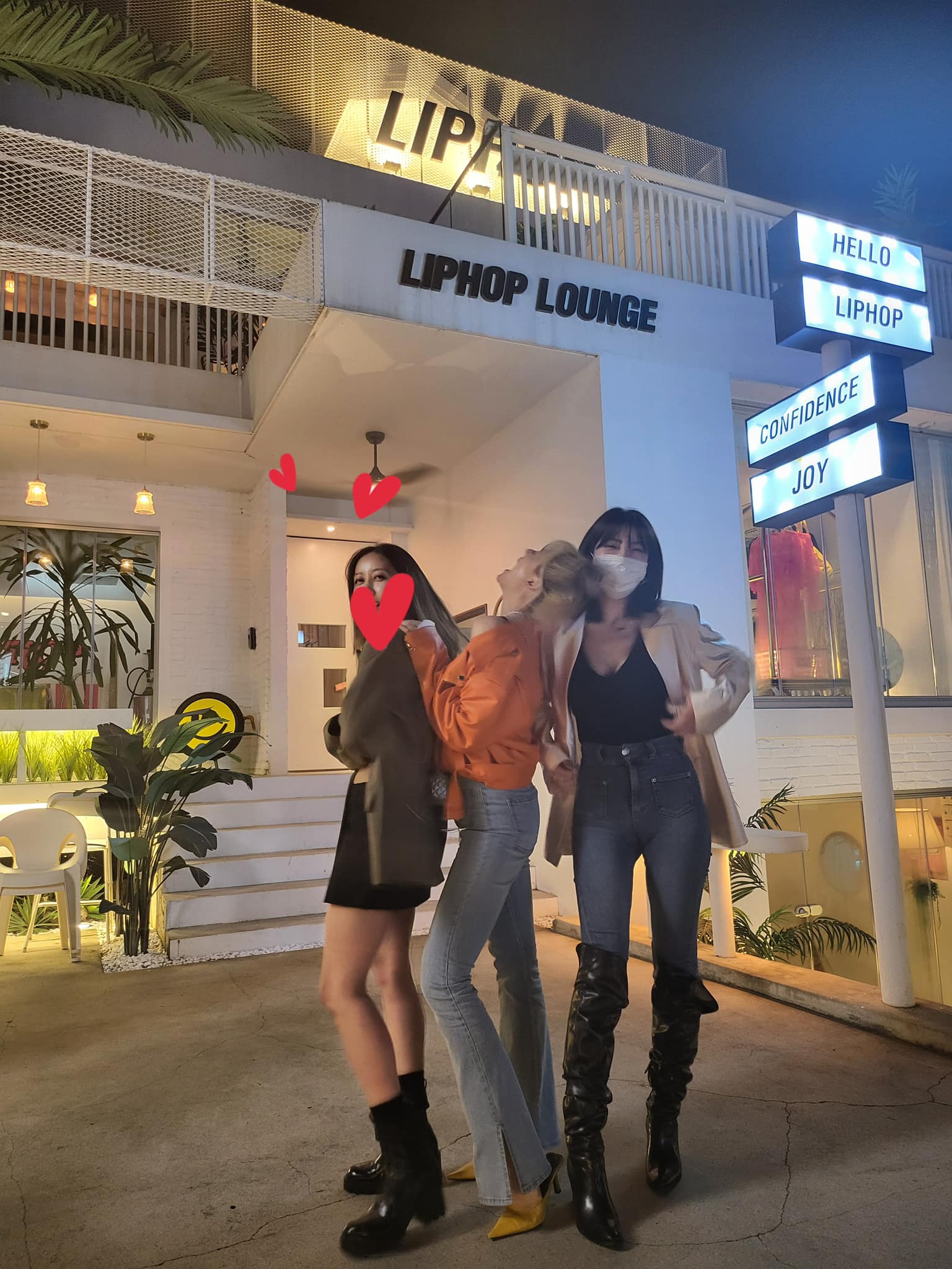 Hari chọn kiểu quần jeans ống loe vô cùng “nịnh dáng”, nhờ đó, bà xã Trấn Thành khéo khoe được đôi chân thon dài của mình. Cô khoác thêm chiếc áo khoác da màu cam nổi bật giúp trang phục thêm phần cá tính