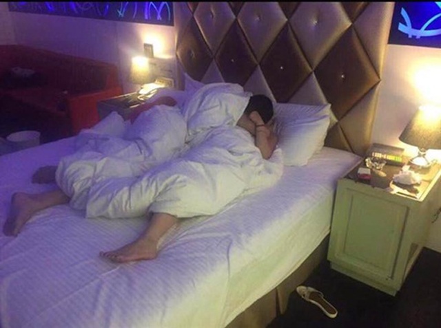 Chồng bắt gặp vợ amp;#34;lên giườngamp;#34; với bạn thân, chẳng những không đánh ghen mà còn đưa ra yêu cầu không tưởng - 1